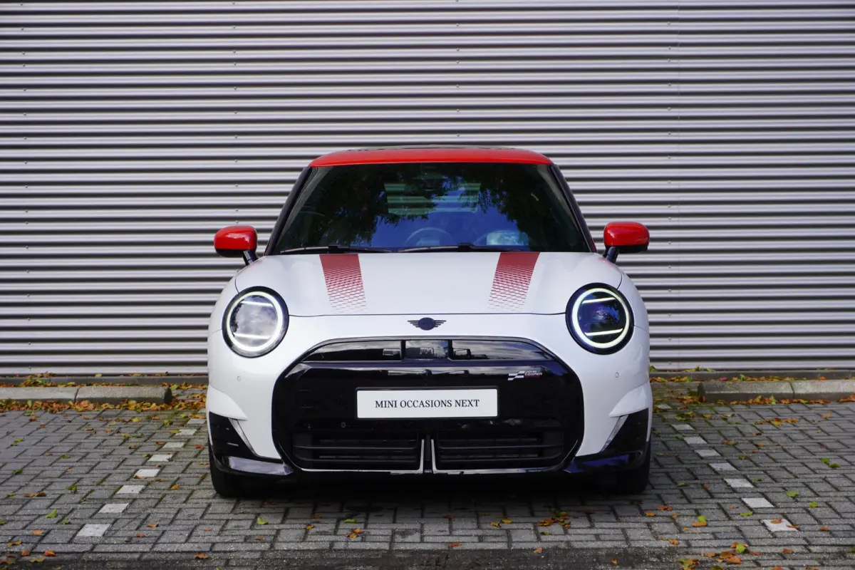 Cooper E John Cooper Works Pakket XL | Glazen Panoramadak | Elektrisch verstelbare stoelen met massage | Harman Kardon | Head-Up Display | Stuur- & Stoelverwarming | Active Cruise Control | 