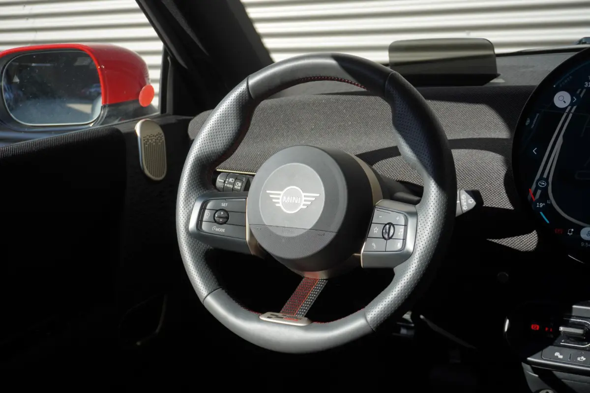 Cooper E John Cooper Works Pakket XL | Glazen Panoramadak | Elektrisch verstelbare stoelen met massage | Harman Kardon | Head-Up Display | Stuur- & Stoelverwarming | Active Cruise Control | 