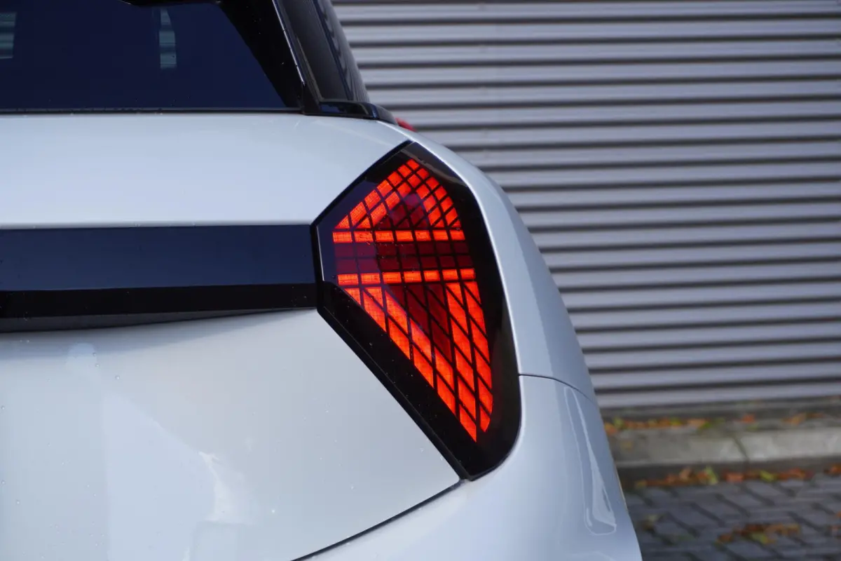 Cooper E John Cooper Works Pakket XL | Glazen Panoramadak | Elektrisch verstelbare stoelen met massage | Harman Kardon | Head-Up Display | Stuur- & Stoelverwarming | Active Cruise Control | 
