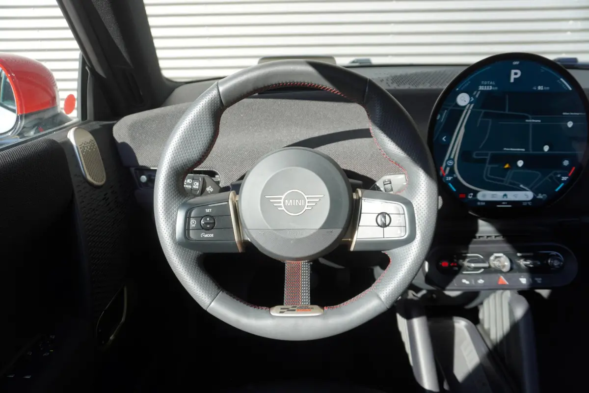 Cooper E John Cooper Works Pakket XL | Glazen Panoramadak | Elektrisch verstelbare stoelen met massage | Harman Kardon | Head-Up Display | Stuur- & Stoelverwarming | Active Cruise Control | 