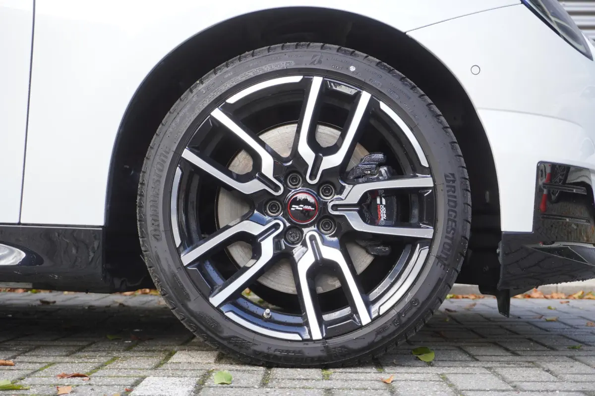 Cooper E John Cooper Works Pakket XL | Glazen Panoramadak | Elektrisch verstelbare stoelen met massage | Harman Kardon | Head-Up Display | Stuur- & Stoelverwarming | Active Cruise Control | 