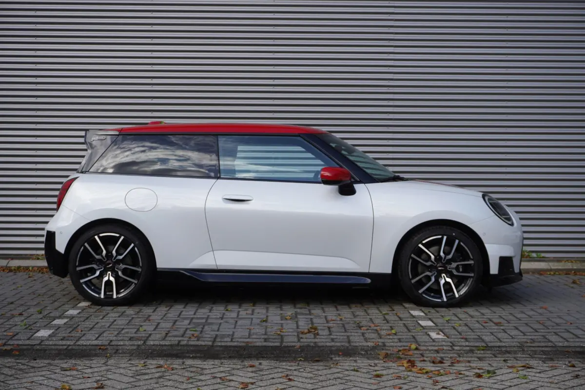 Cooper E John Cooper Works Pakket XL | Glazen Panoramadak | Elektrisch verstelbare stoelen met massage | Harman Kardon | Head-Up Display | Stuur- & Stoelverwarming | Active Cruise Control | 