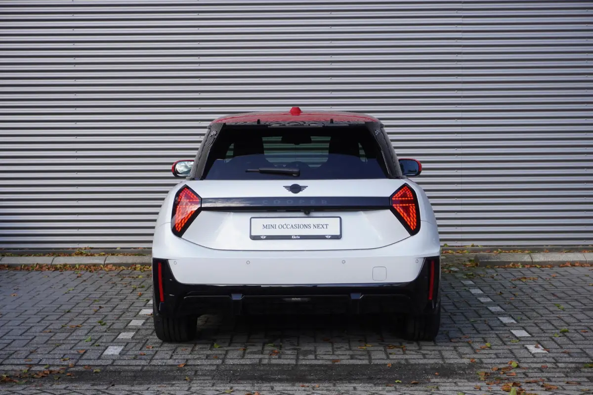Cooper E John Cooper Works Pakket XL | Glazen Panoramadak | Elektrisch verstelbare stoelen met massage | Harman Kardon | Head-Up Display | Stuur- & Stoelverwarming | Active Cruise Control | 