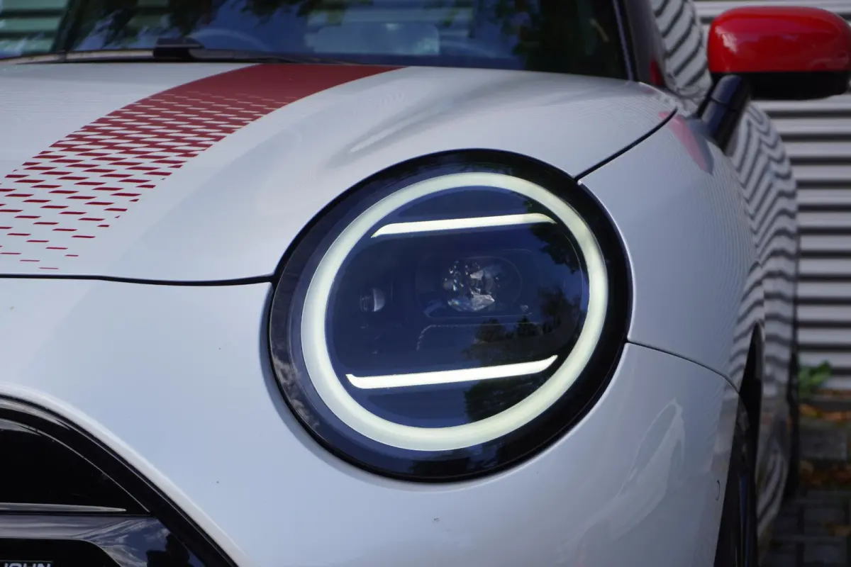 Cooper E John Cooper Works Pakket XL | Glazen Panoramadak | Elektrisch verstelbare stoelen met massage | Harman Kardon | Head-Up Display | Stuur- & Stoelverwarming | Active Cruise Control | 