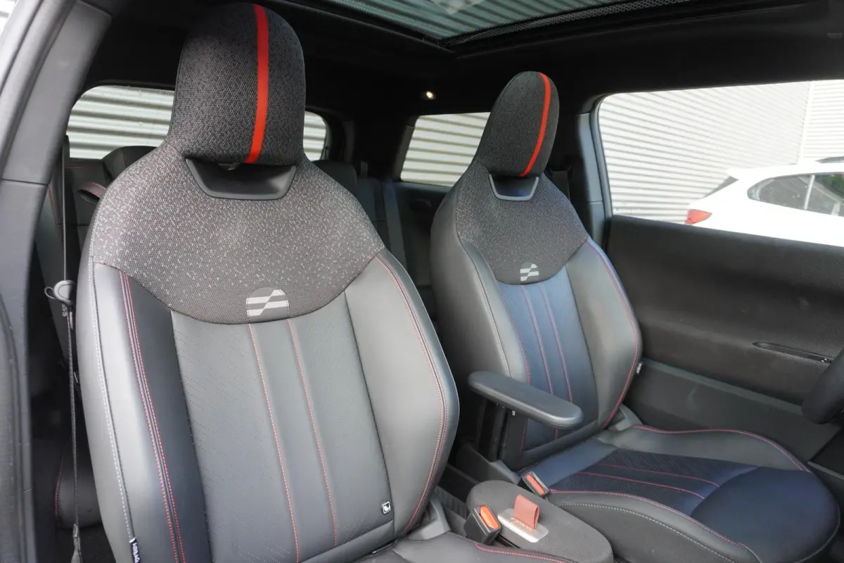Cooper E John Cooper Works Pakket XL | Glazen Panoramadak | Elektrisch verstelbare stoelen met massage | Harman Kardon | Head-Up Display | Stuur- & Stoelverwarming | Active Cruise Control | 