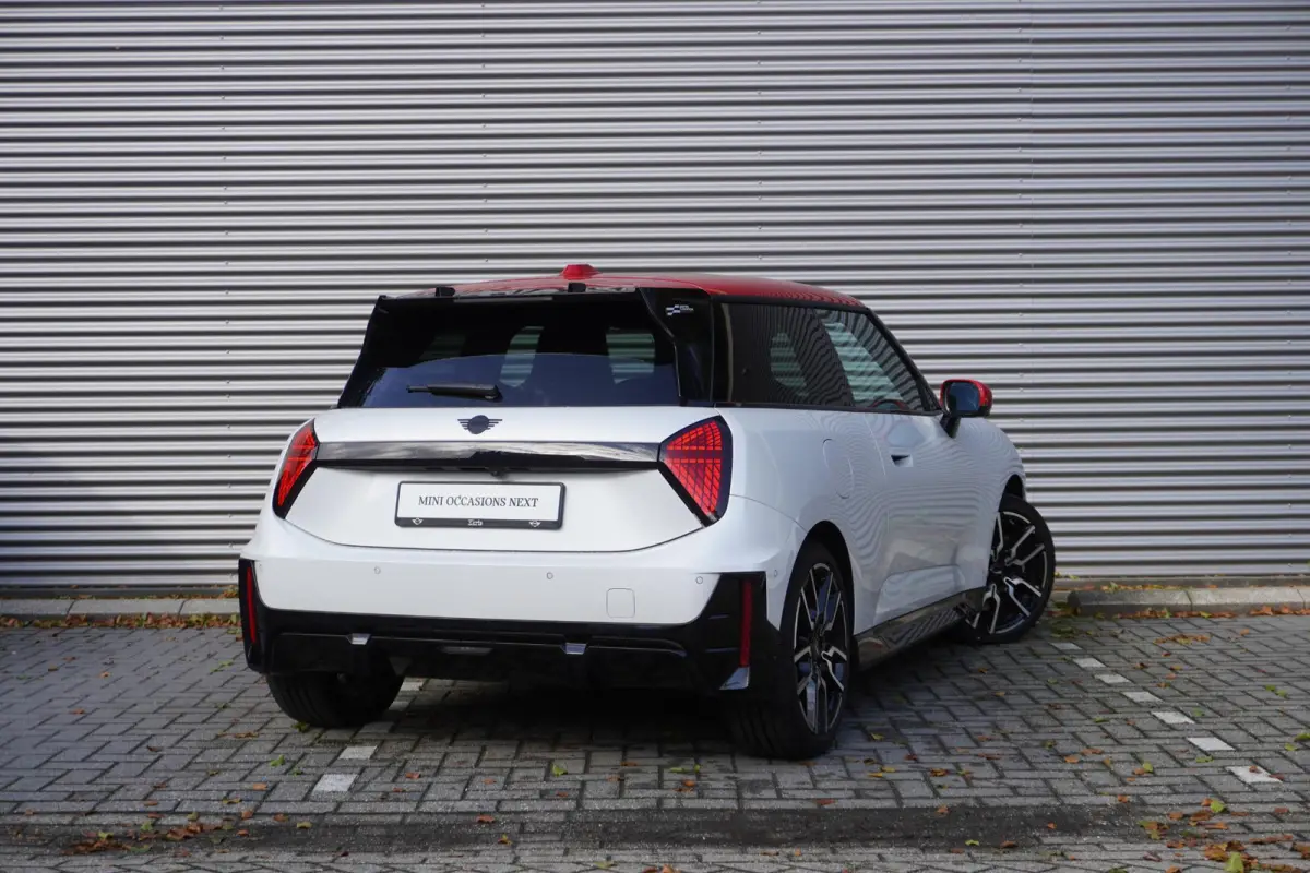 Cooper E John Cooper Works Pakket XL | Glazen Panoramadak | Elektrisch verstelbare stoelen met massage | Harman Kardon | Head-Up Display | Stuur- & Stoelverwarming | Active Cruise Control | 
