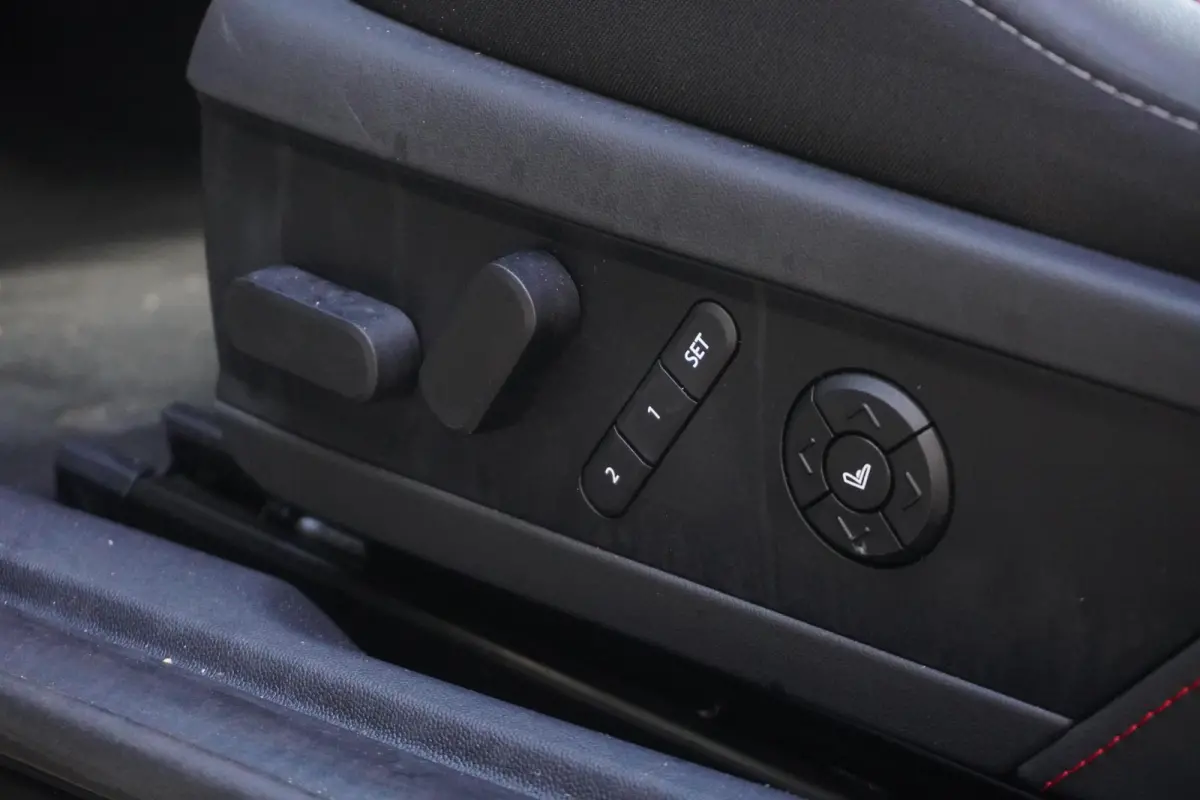 Cooper E John Cooper Works Pakket XL | Glazen Panoramadak | Elektrisch verstelbare stoelen met massage | Harman Kardon | Head-Up Display | Stuur- & Stoelverwarming | Active Cruise Control | 