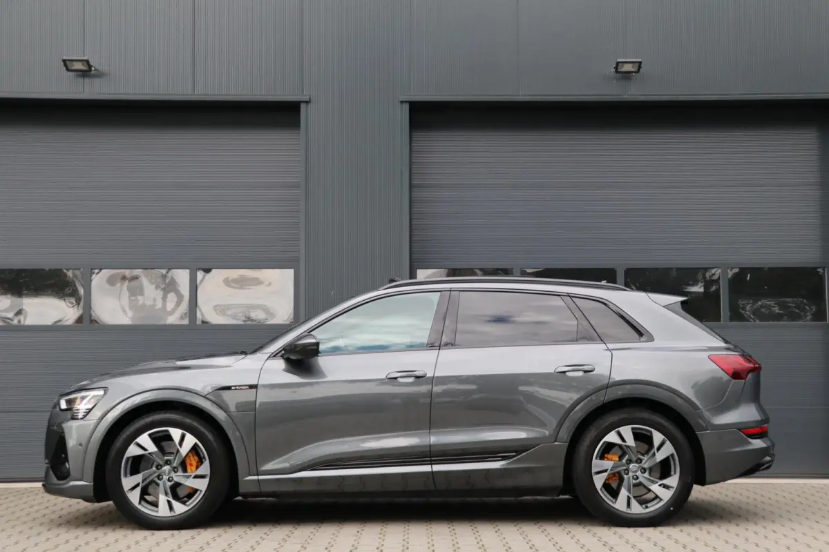 e-tron 313PK |2x S-LINE| BlackEdition AdaptiveCruise Panodak Luchtvering Trekhaak AppleCarplay Sfeerverlicht Led 87000KM BJ2019