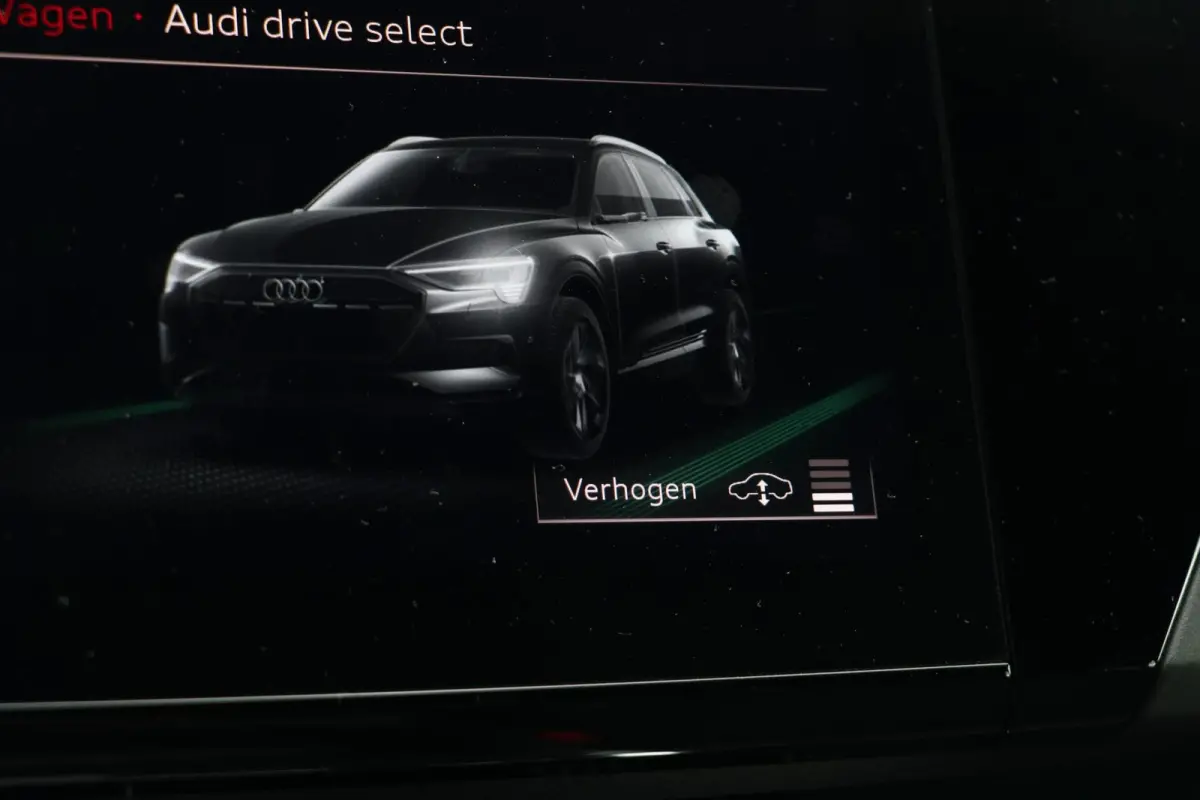 e-tron 313PK |2x S-LINE| BlackEdition AdaptiveCruise Panodak Luchtvering Trekhaak AppleCarplay Sfeerverlicht Led 87000KM BJ2019