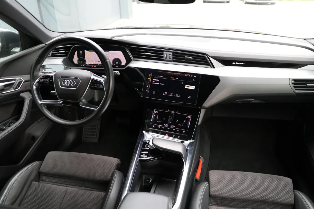 e-tron 313PK |2x S-LINE| BlackEdition AdaptiveCruise Panodak Luchtvering Trekhaak AppleCarplay Sfeerverlicht Led 87000KM BJ2019