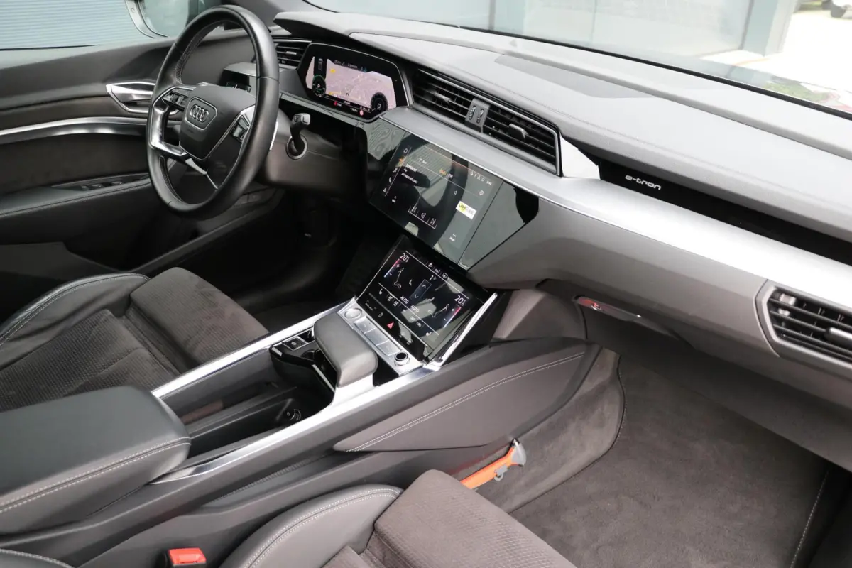 e-tron 313PK |2x S-LINE| BlackEdition AdaptiveCruise Panodak Luchtvering Trekhaak AppleCarplay Sfeerverlicht Led 87000KM BJ2019