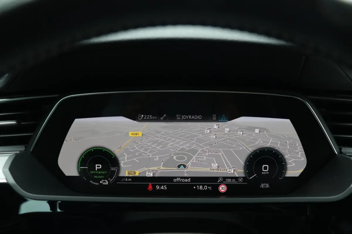 e-tron 313PK |2x S-LINE| BlackEdition AdaptiveCruise Panodak Luchtvering Trekhaak AppleCarplay Sfeerverlicht Led 87000KM BJ2019