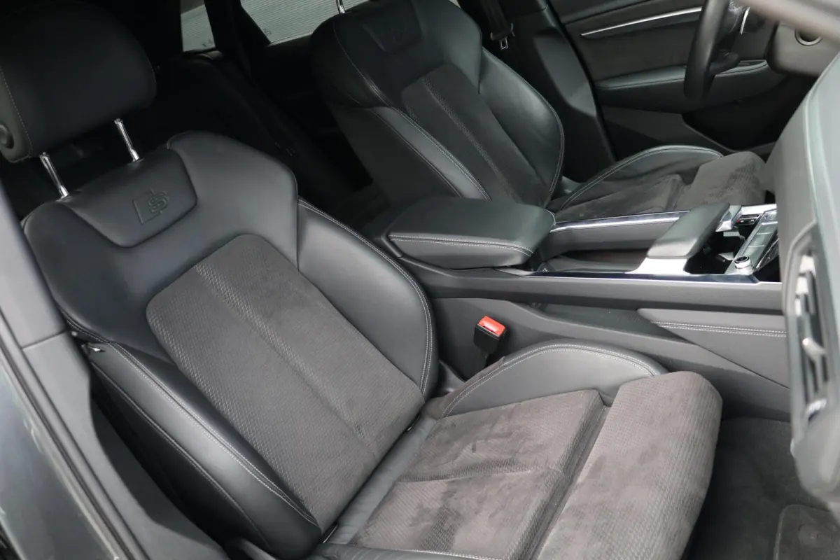 e-tron 313PK |2x S-LINE| BlackEdition AdaptiveCruise Panodak Luchtvering Trekhaak AppleCarplay Sfeerverlicht Led 87000KM BJ2019