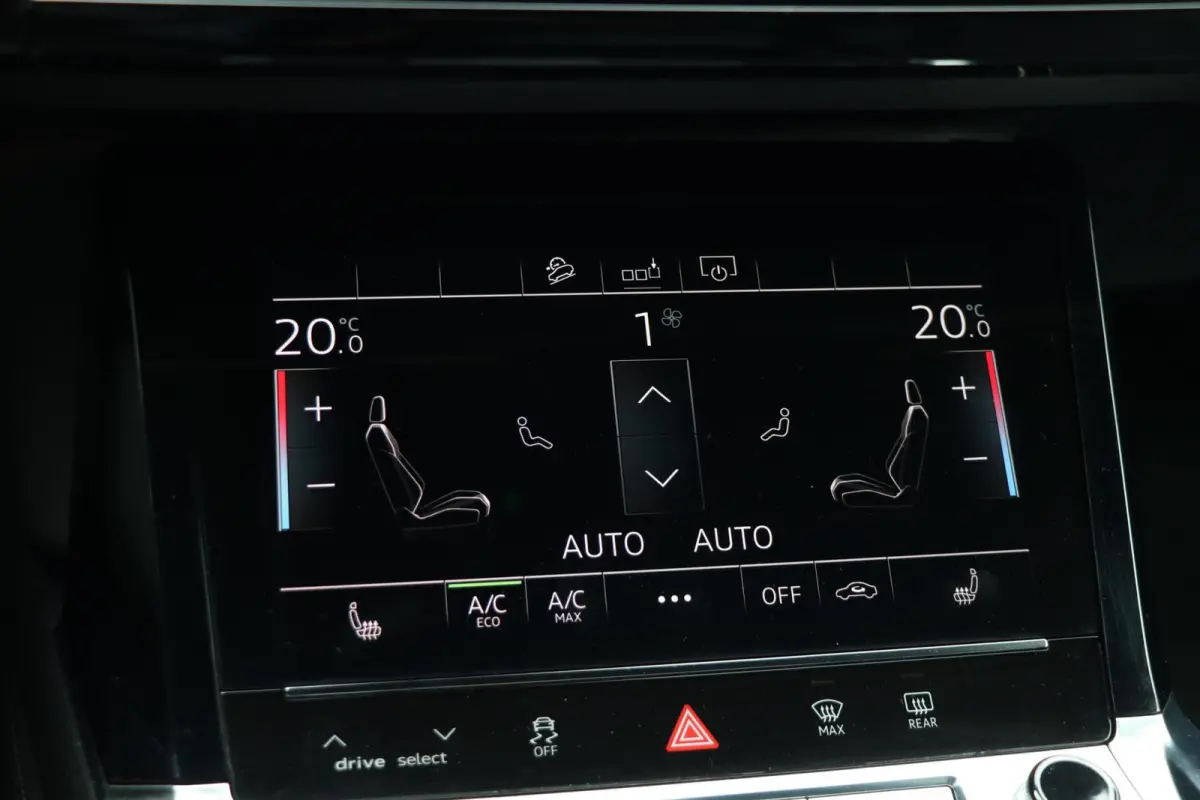 e-tron 313PK |2x S-LINE| BlackEdition AdaptiveCruise Panodak Luchtvering Trekhaak AppleCarplay Sfeerverlicht Led 87000KM BJ2019
