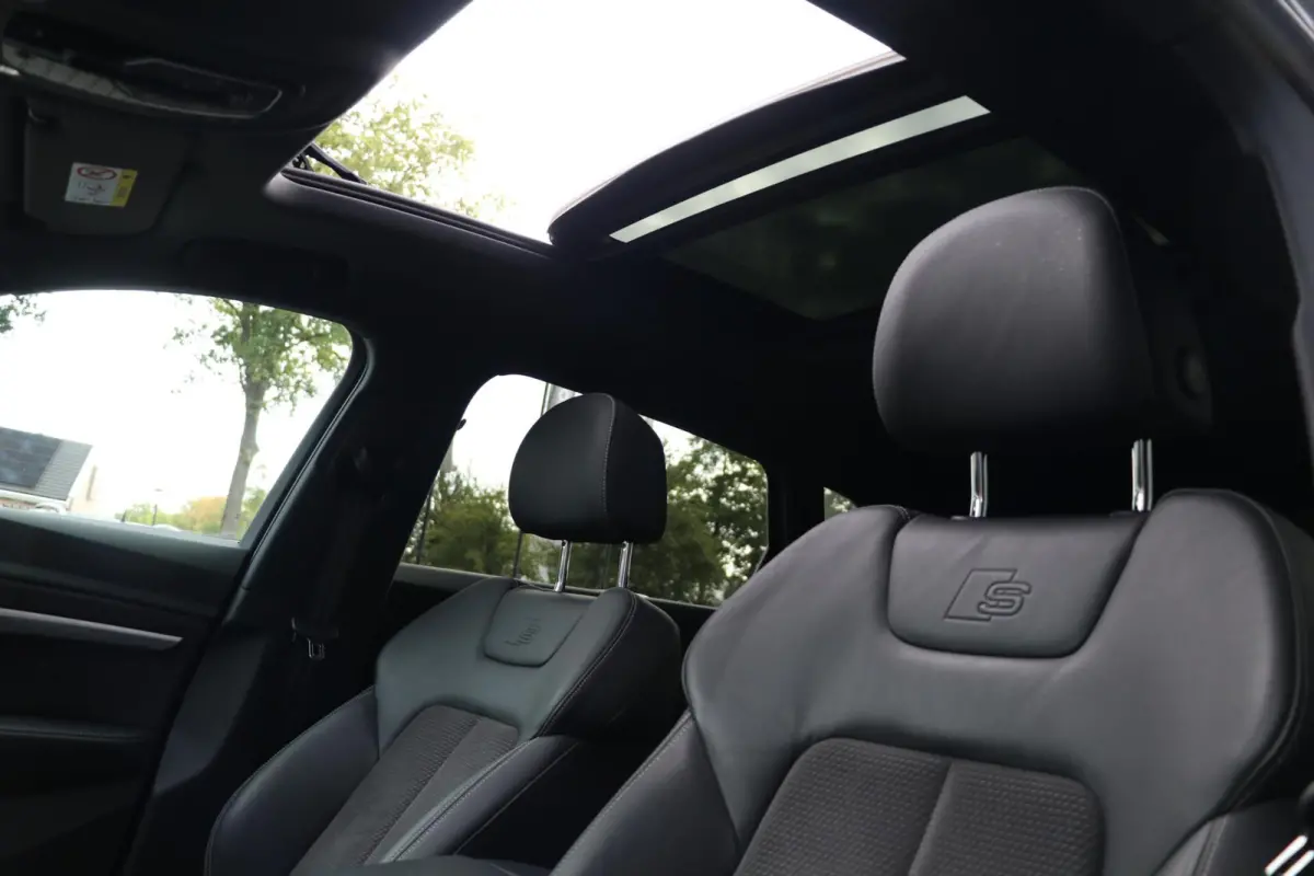 e-tron 313PK |2x S-LINE| BlackEdition AdaptiveCruise Panodak Luchtvering Trekhaak AppleCarplay Sfeerverlicht Led 87000KM BJ2019