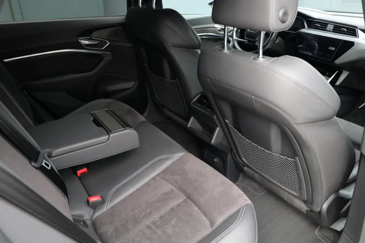 e-tron 313PK |2x S-LINE| BlackEdition AdaptiveCruise Panodak Luchtvering Trekhaak AppleCarplay Sfeerverlicht Led 87000KM BJ2019
