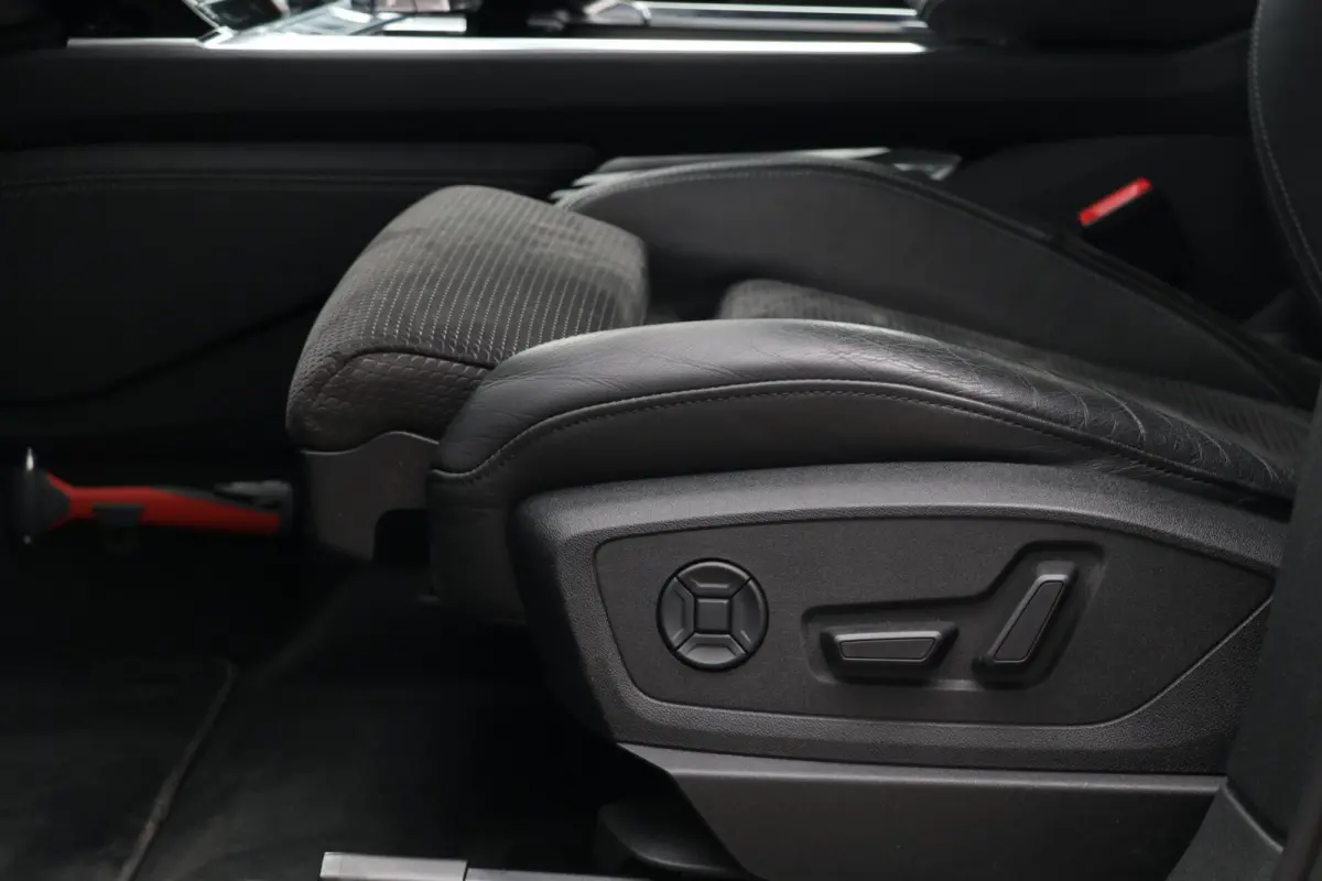 e-tron 313PK |2x S-LINE| BlackEdition AdaptiveCruise Panodak Luchtvering Trekhaak AppleCarplay Sfeerverlicht Led 87000KM BJ2019
