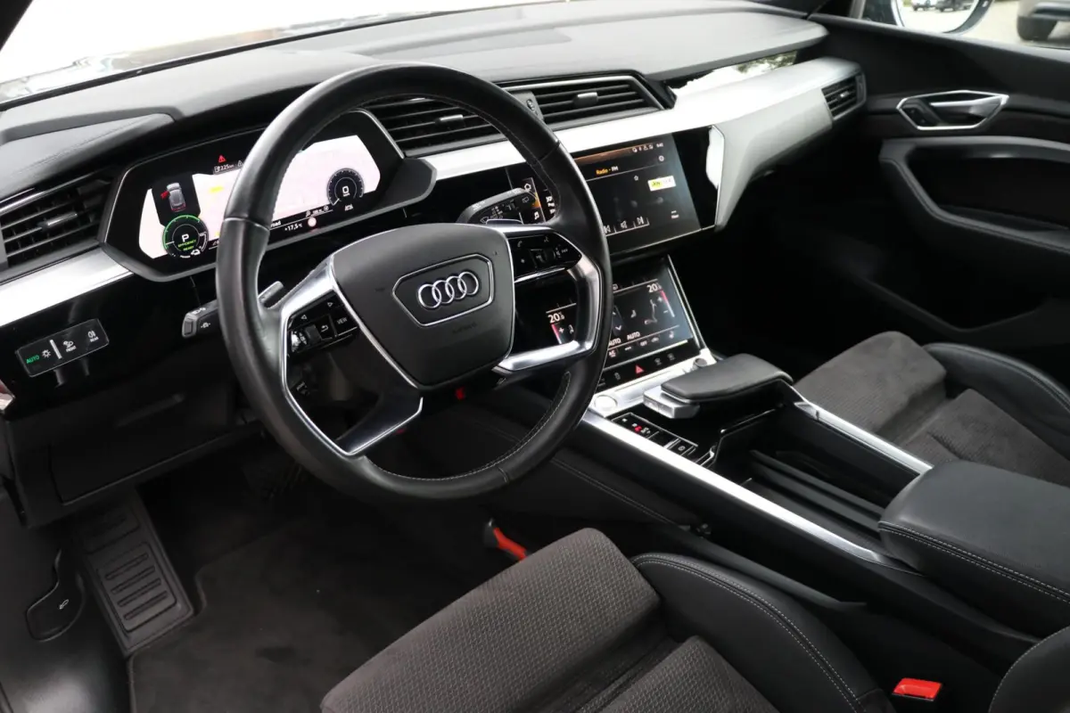 e-tron 313PK |2x S-LINE| BlackEdition AdaptiveCruise Panodak Luchtvering Trekhaak AppleCarplay Sfeerverlicht Led 87000KM BJ2019