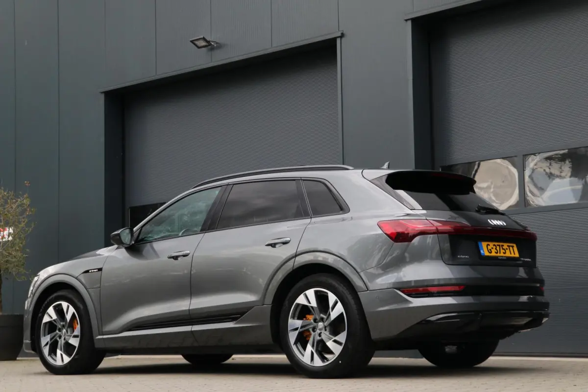 e-tron 313PK |2x S-LINE| BlackEdition AdaptiveCruise Panodak Luchtvering Trekhaak AppleCarplay Sfeerverlicht Led 87000KM BJ2019