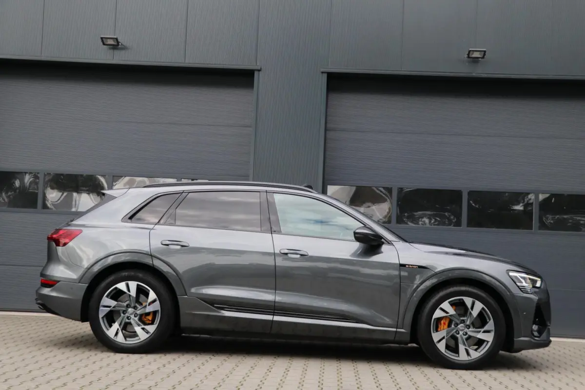 e-tron 313PK |2x S-LINE| BlackEdition AdaptiveCruise Panodak Luchtvering Trekhaak AppleCarplay Sfeerverlicht Led 87000KM BJ2019
