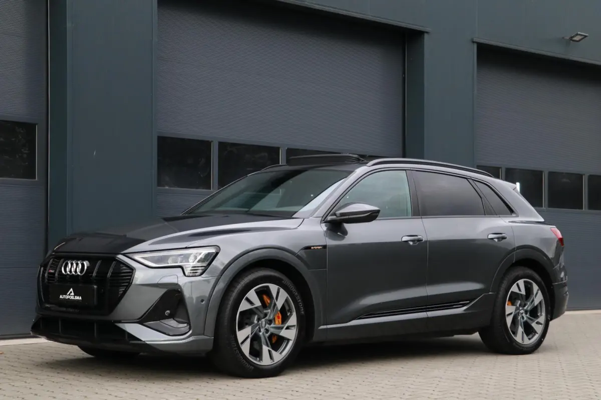 e-tron 313PK |2x S-LINE| BlackEdition AdaptiveCruise Panodak Luchtvering Trekhaak AppleCarplay Sfeerverlicht Led 87000KM BJ2019
