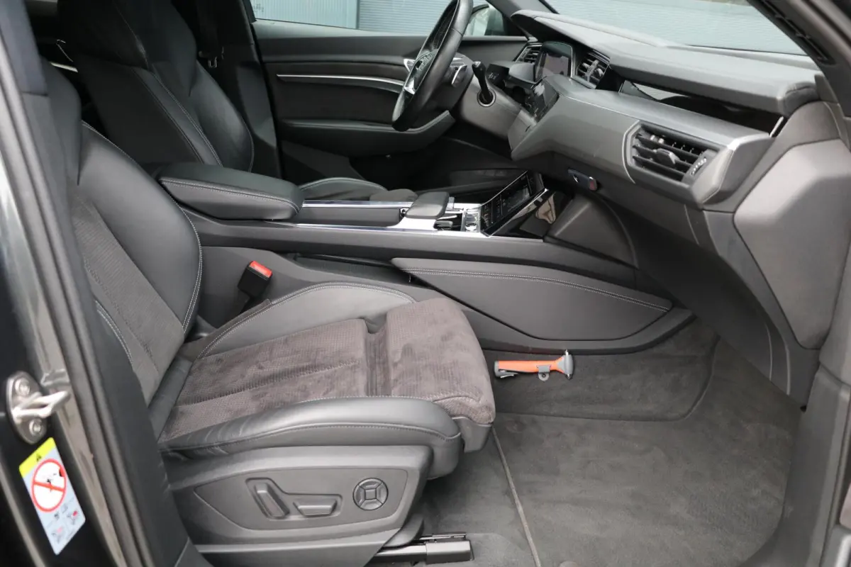 e-tron 313PK |2x S-LINE| BlackEdition AdaptiveCruise Panodak Luchtvering Trekhaak AppleCarplay Sfeerverlicht Led 87000KM BJ2019