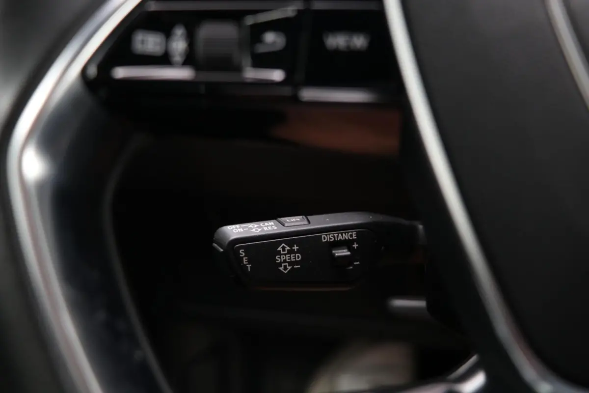 e-tron 313PK |2x S-LINE| BlackEdition AdaptiveCruise Panodak Luchtvering Trekhaak AppleCarplay Sfeerverlicht Led 87000KM BJ2019