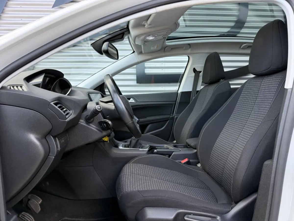 1.2 PureTech Blue Lease Executive 2e Eigenaar|Navi|Pano|Carplay|Clima|Cruise|PDC|Trekhaak|D-riem vv in 2026|N.A.P|Nieuwe APK bij Aflevering