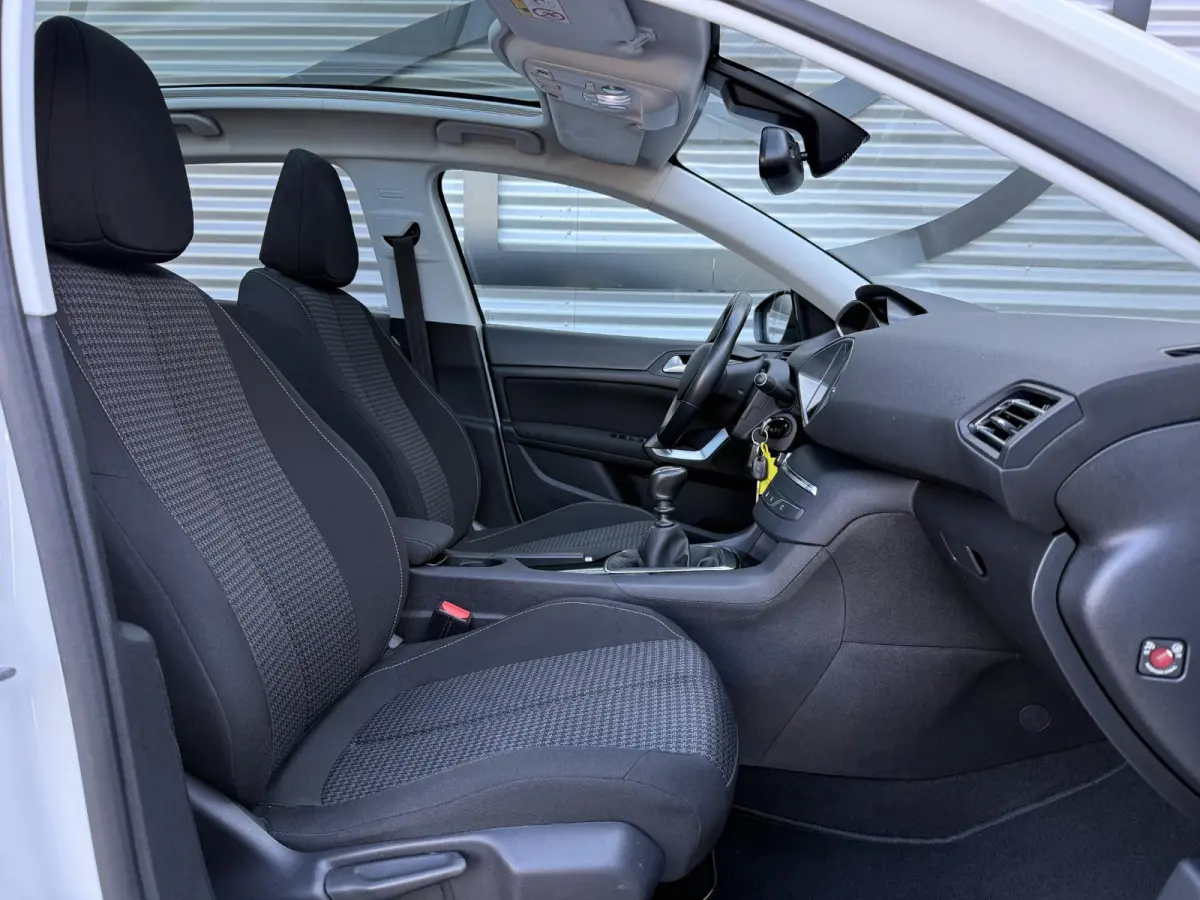 1.2 PureTech Blue Lease Executive 2e Eigenaar|Navi|Pano|Carplay|Clima|Cruise|PDC|Trekhaak|D-riem vv in 2026|N.A.P|Nieuwe APK bij Aflevering