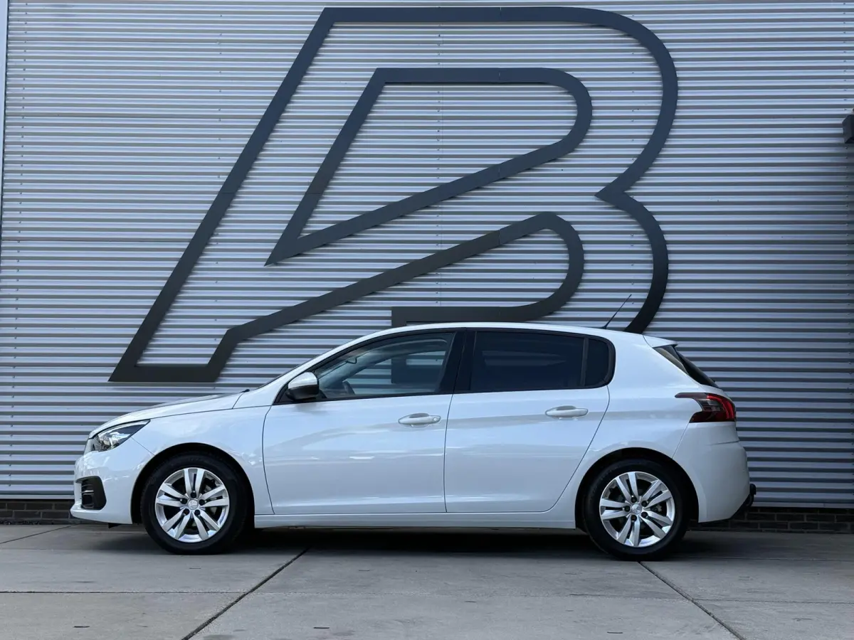1.2 PureTech Blue Lease Executive 2e Eigenaar|Navi|Pano|Carplay|Clima|Cruise|PDC|Trekhaak|D-riem vv in 2026|N.A.P|Nieuwe APK bij Aflevering