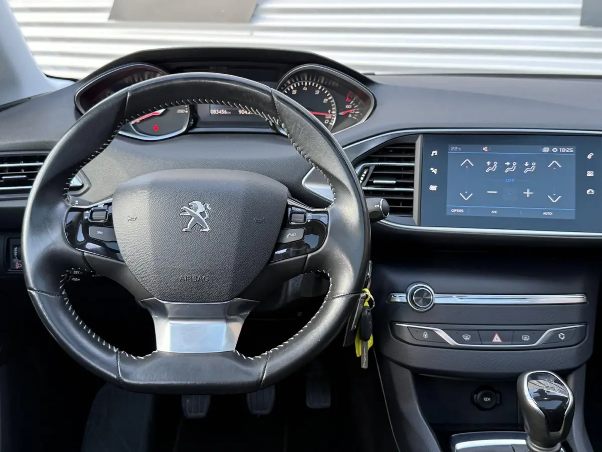 1.2 PureTech Blue Lease Executive 2e Eigenaar|Navi|Pano|Carplay|Clima|Cruise|PDC|Trekhaak|D-riem vv in 2026|N.A.P|Nieuwe APK bij Aflevering