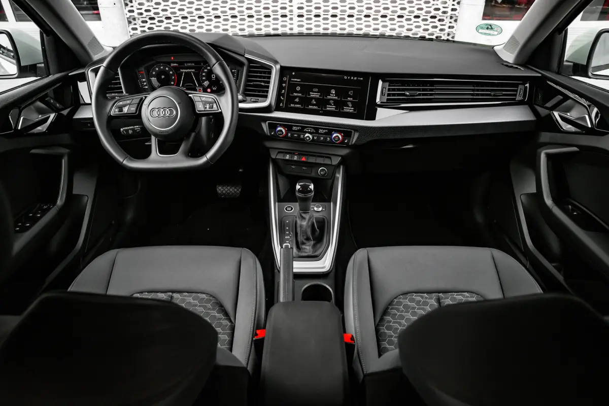 25 TFSI S edition | Stoelverwarming | 17" | | Alarm klasse 1(startblokkering) | Apple Carplay/Android Auto|telefoonintegratie premium | Cruise control