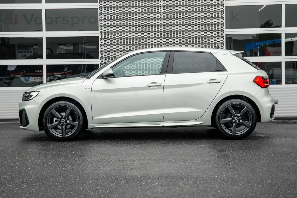 25 TFSI S edition | Stoelverwarming | 17" | | Alarm klasse 1(startblokkering) | Apple Carplay/Android Auto|telefoonintegratie premium | Cruise control