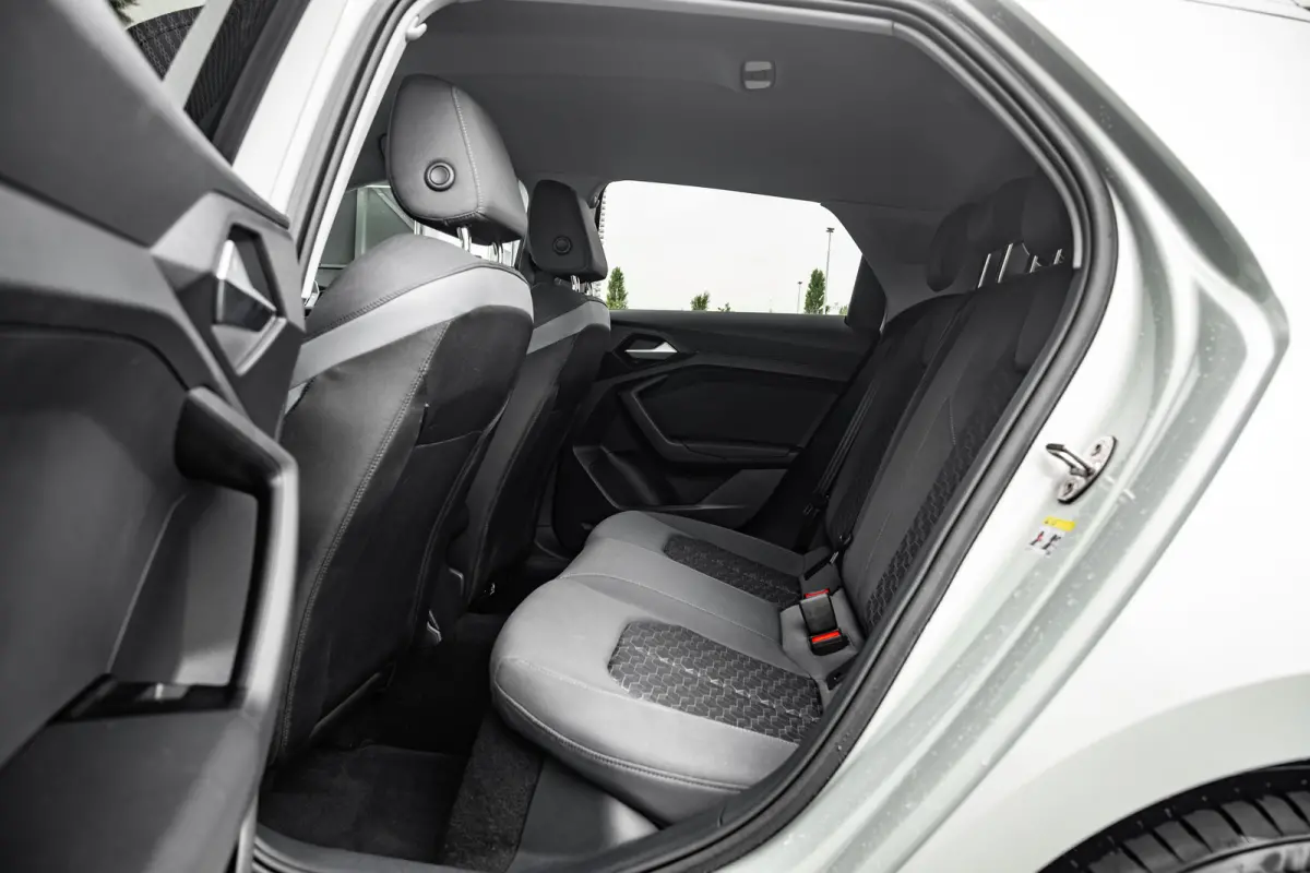 25 TFSI S edition | Stoelverwarming | 17" | | Alarm klasse 1(startblokkering) | Apple Carplay/Android Auto|telefoonintegratie premium | Cruise control