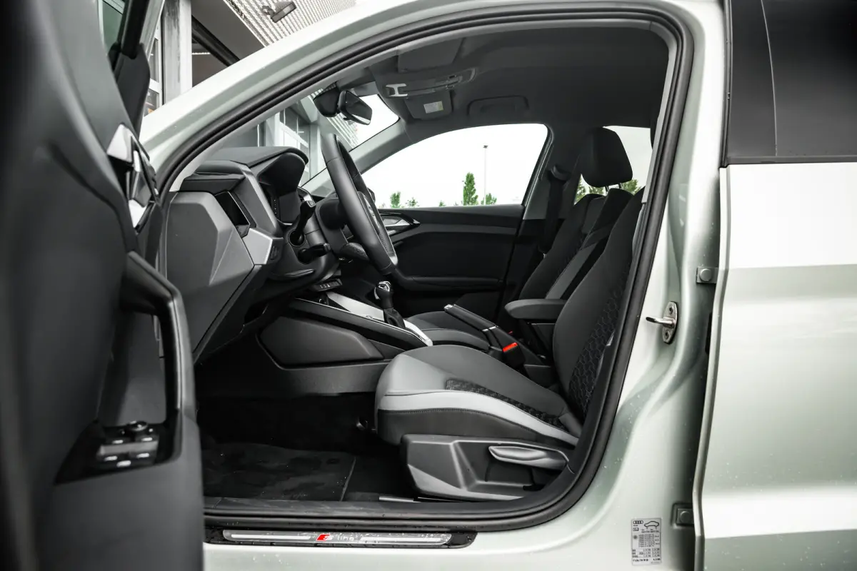 25 TFSI S edition | Stoelverwarming | 17" | | Alarm klasse 1(startblokkering) | Apple Carplay/Android Auto|telefoonintegratie premium | Cruise control