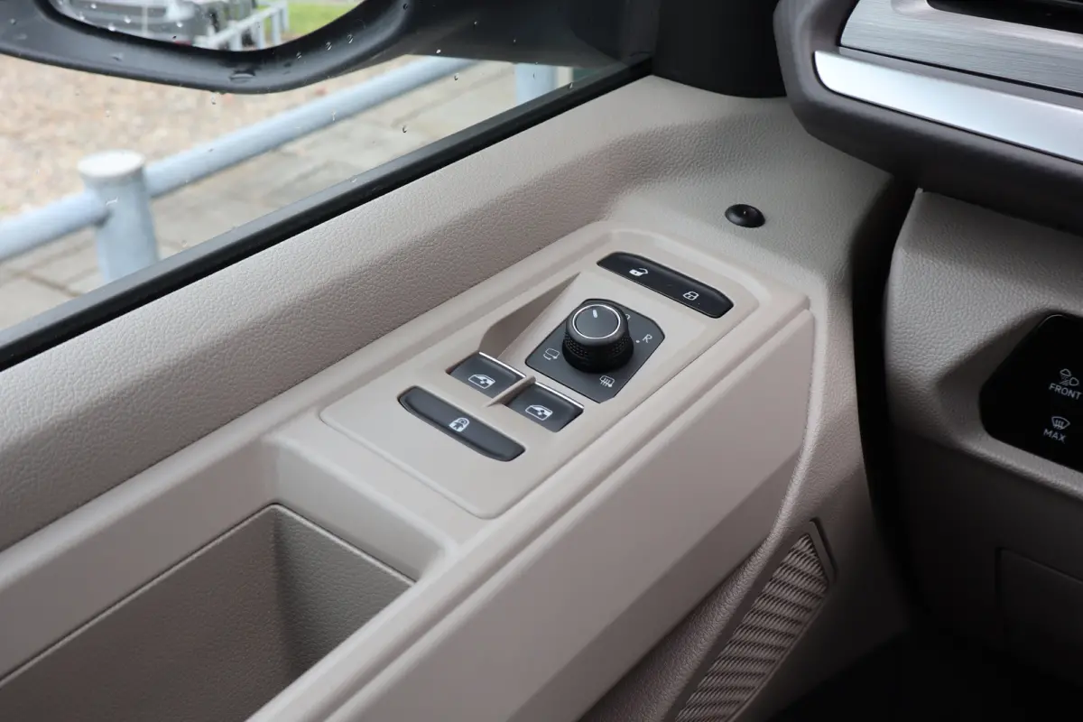 eHybrid 4MOTION L2 | Bulli | Leder | Glazen Dak | Vis-a-Vis | Houtlook Vloer | 4-Seizoenen Banden