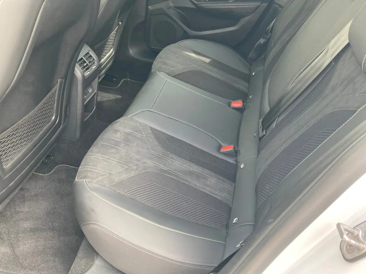 Hybrid 225 GT | Clima | Focal audio | Panoramadak | Elektrische stoel met massage | Full Optie !! |