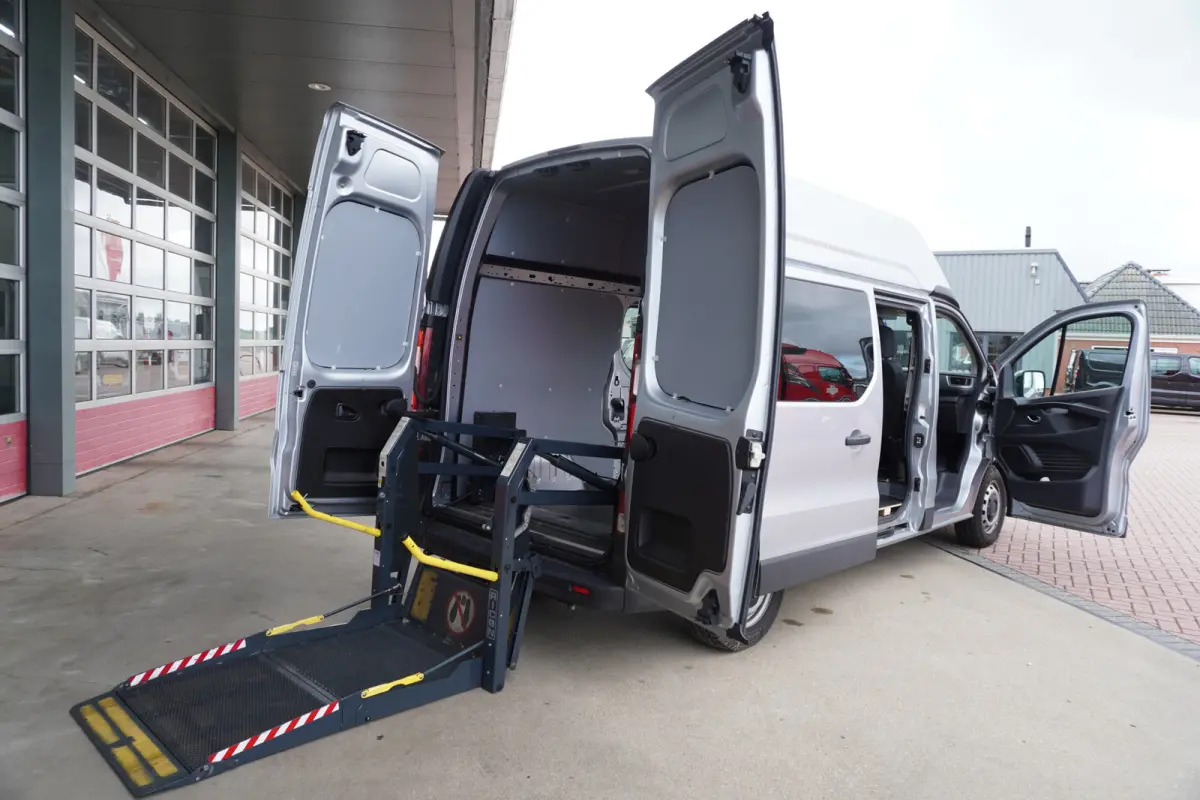 2.0 Blue dCi 170PK T30 L2H2 Rolstoelbus met schans nr. V186 | Airco | Cruise | Navi | trekhaak