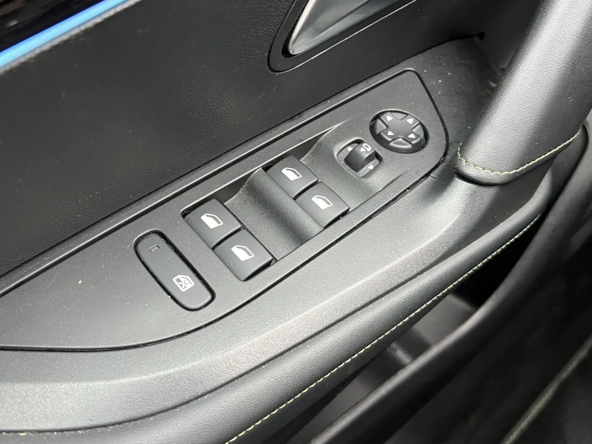 1.2 PureTech GT Full LED | Camera | Parkeersensoren voor + achter | Full map navigatie | Carplay/android auto |