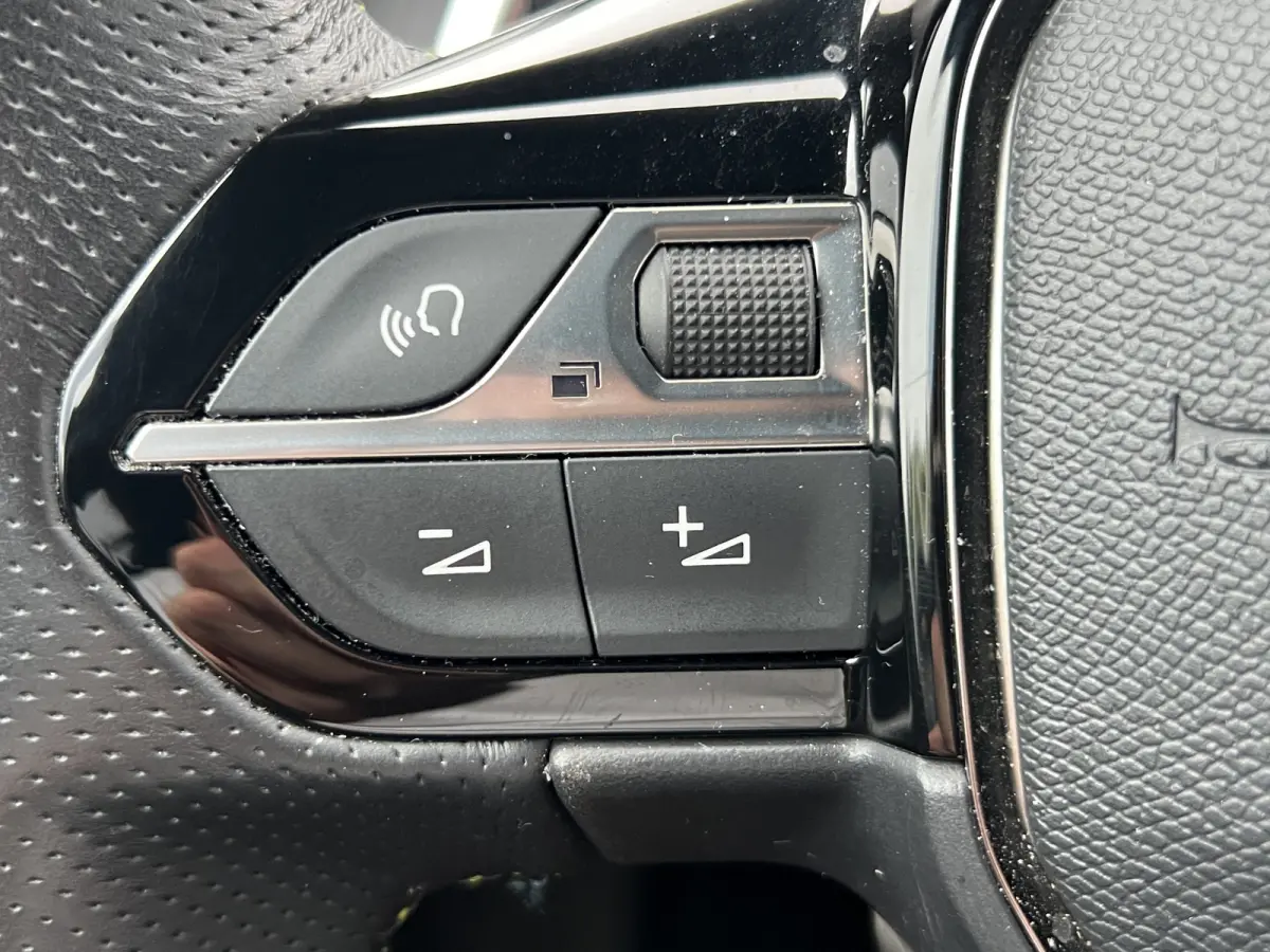 1.2 PureTech GT Full LED | Camera | Parkeersensoren voor + achter | Full map navigatie | Carplay/android auto |