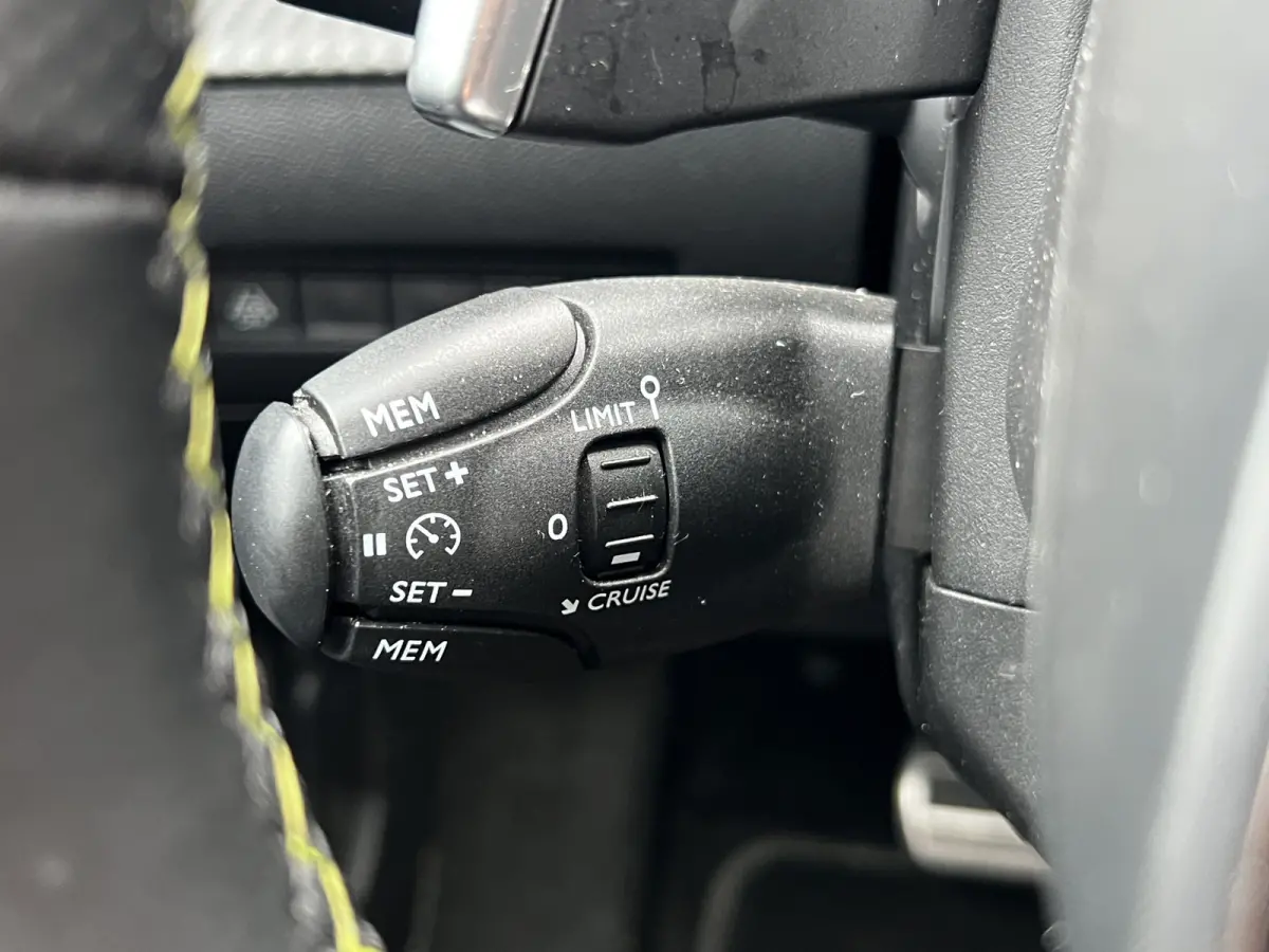 1.2 PureTech GT Full LED | Camera | Parkeersensoren voor + achter | Full map navigatie | Carplay/android auto |