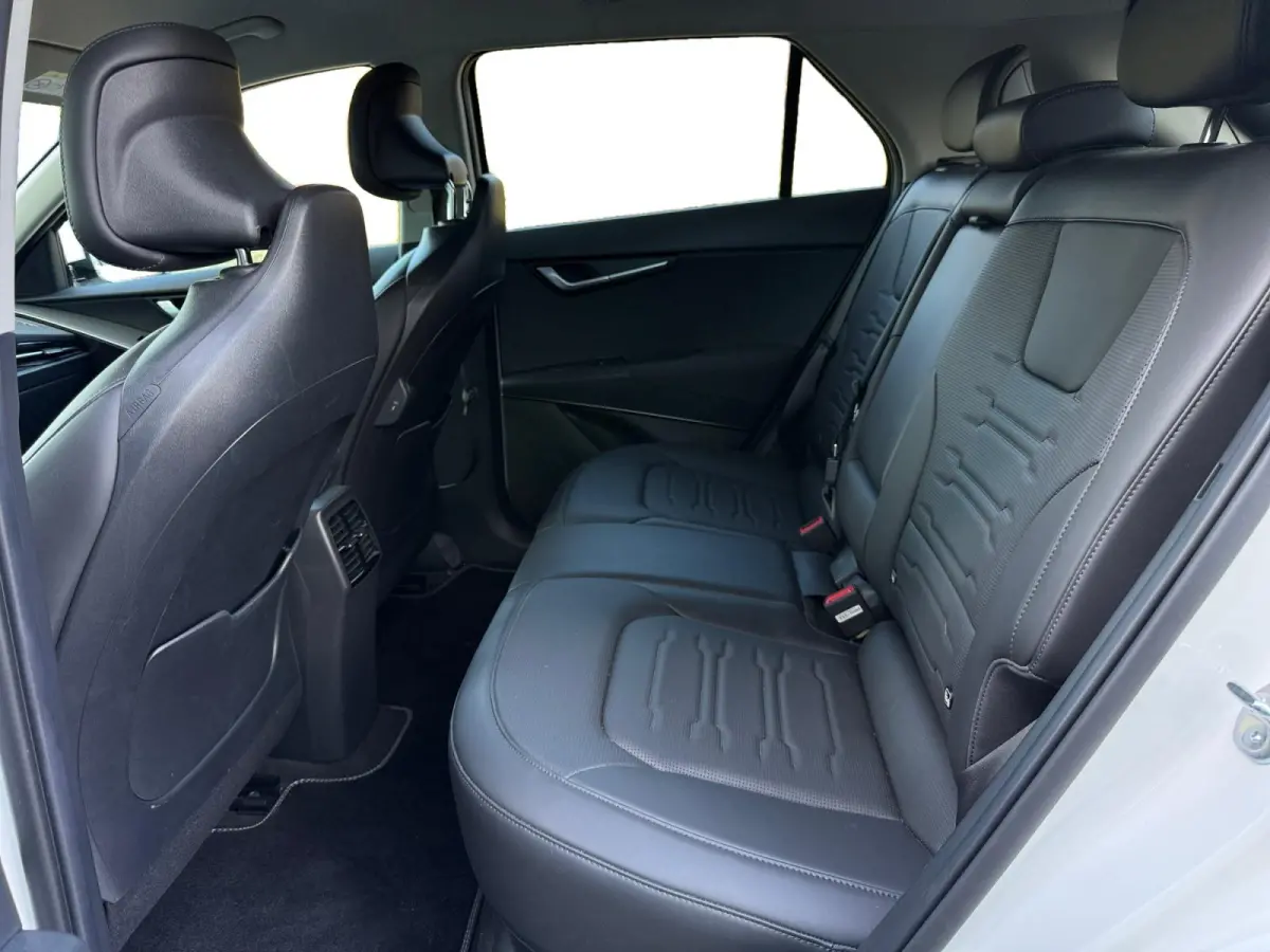 Edition Advanced 64.8 kWh | Camera | Keyless | Navi | Stoel + Stuurverwarming | Blindspot | Apple Carplay | Android Auto | Fabrieksgarantie t/m 03-2031 + 3 jaar verlengd tot 03-2034 |