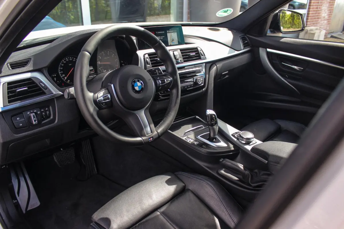 318i M Sport Edition | 2e eigenaar | NL auto | Camera | Shadow Line | Panoramadak | HiFi audio | Cruise control | LED | Stoelverwarming | Navigatie Professional