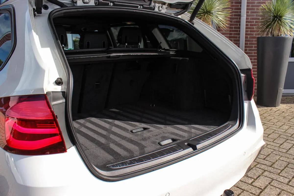 318i M Sport Edition | 2e eigenaar | NL auto | Camera | Shadow Line | Panoramadak | HiFi audio | Cruise control | LED | Stoelverwarming | Navigatie Professional