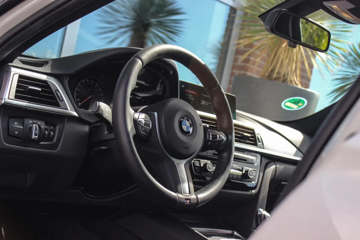 318i M Sport Edition | 2e eigenaar | NL auto | Camera | Shadow Line | Panoramadak | HiFi audio | Cruise control | LED | Stoelverwarming | Navigatie Professional