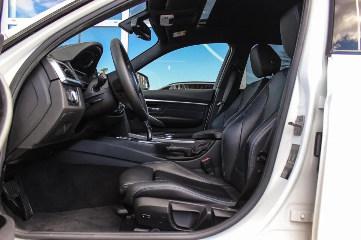 318i M Sport Edition | 2e eigenaar | NL auto | Camera | Shadow Line | Panoramadak | HiFi audio | Cruise control | LED | Stoelverwarming | Navigatie Professional