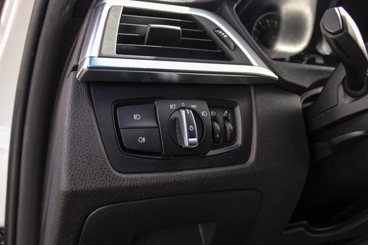 318i M Sport Edition | 2e eigenaar | NL auto | Camera | Shadow Line | Panoramadak | HiFi audio | Cruise control | LED | Stoelverwarming | Navigatie Professional