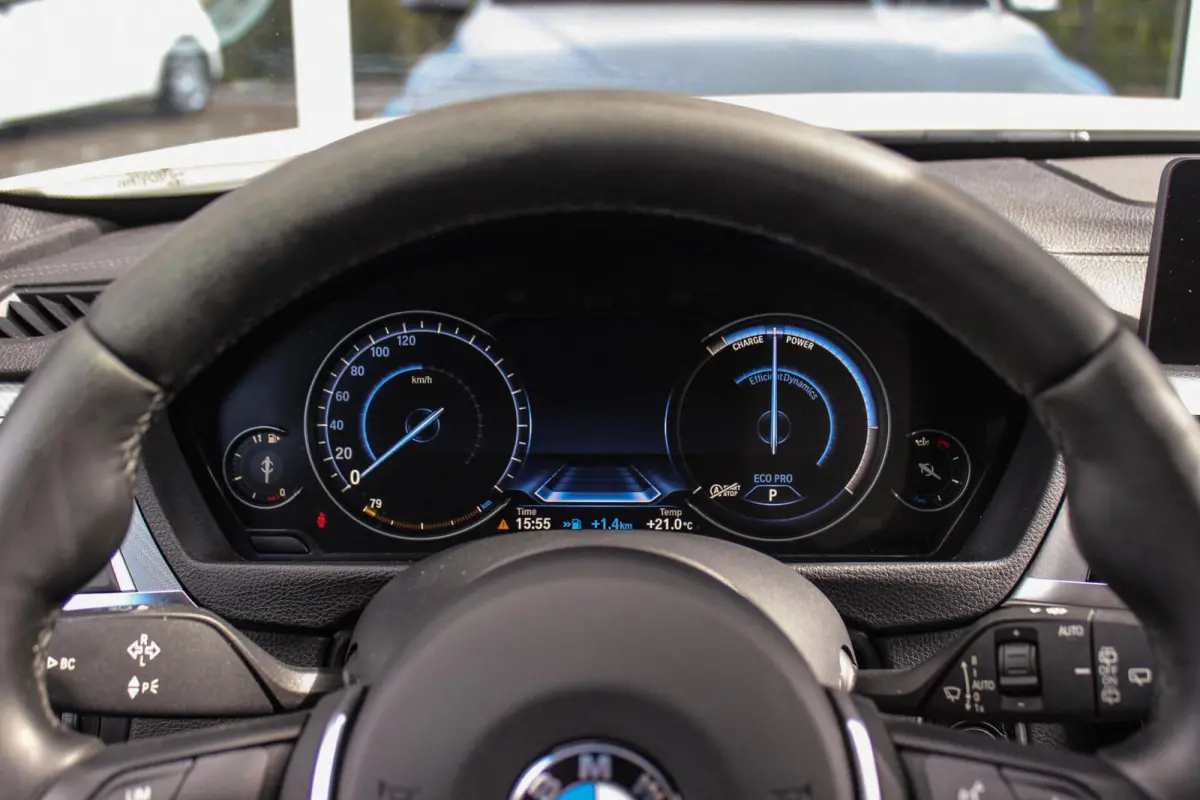 318i M Sport Edition | 2e eigenaar | NL auto | Camera | Shadow Line | Panoramadak | HiFi audio | Cruise control | LED | Stoelverwarming | Navigatie Professional