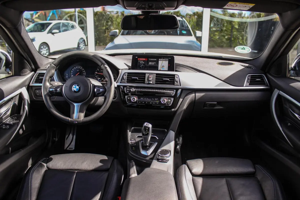 318i M Sport Edition | 2e eigenaar | NL auto | Camera | Shadow Line | Panoramadak | HiFi audio | Cruise control | LED | Stoelverwarming | Navigatie Professional