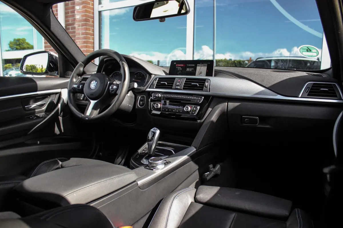 318i M Sport Edition | 2e eigenaar | NL auto | Camera | Shadow Line | Panoramadak | HiFi audio | Cruise control | LED | Stoelverwarming | Navigatie Professional